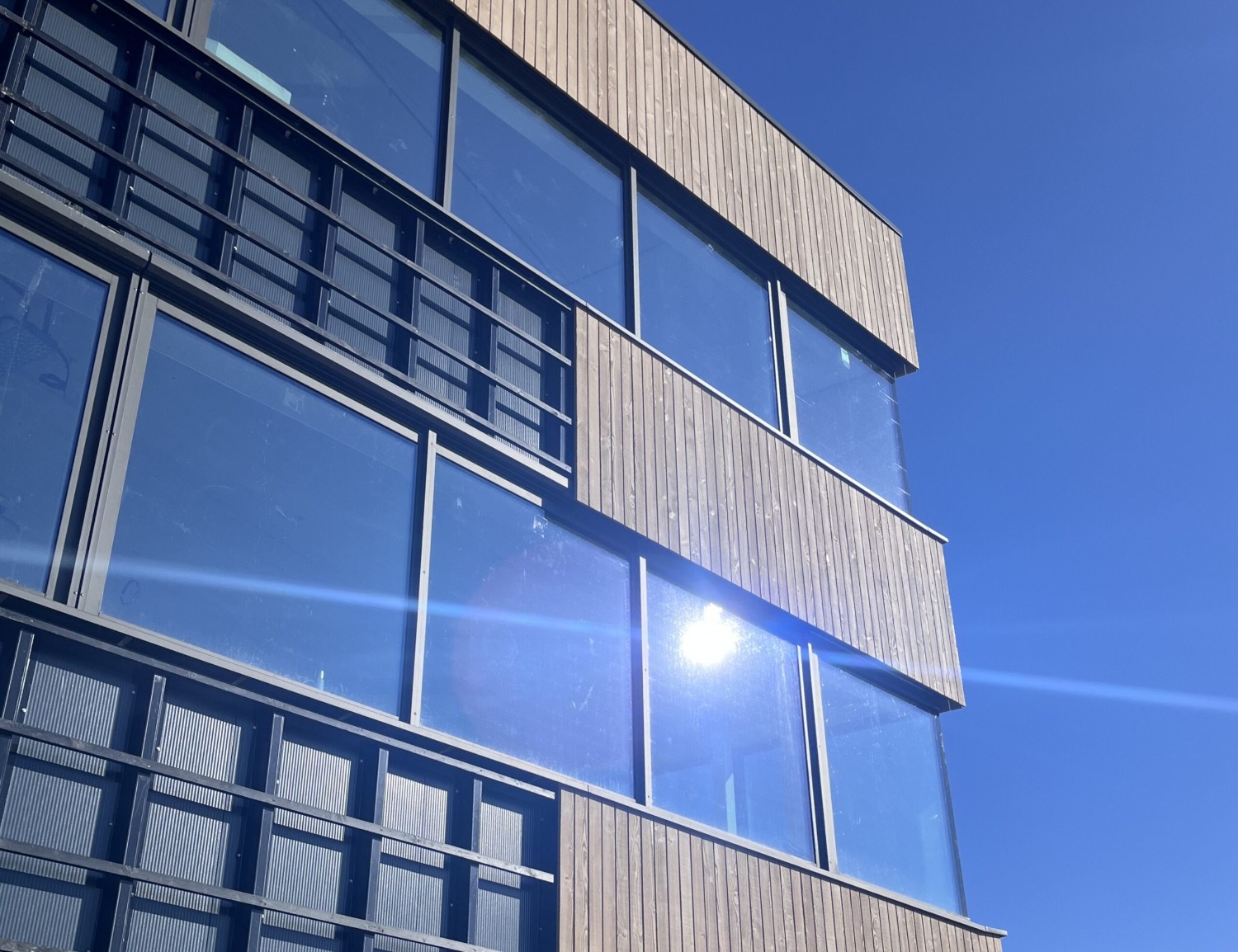 Gebouw met lichtreflectie buildsight