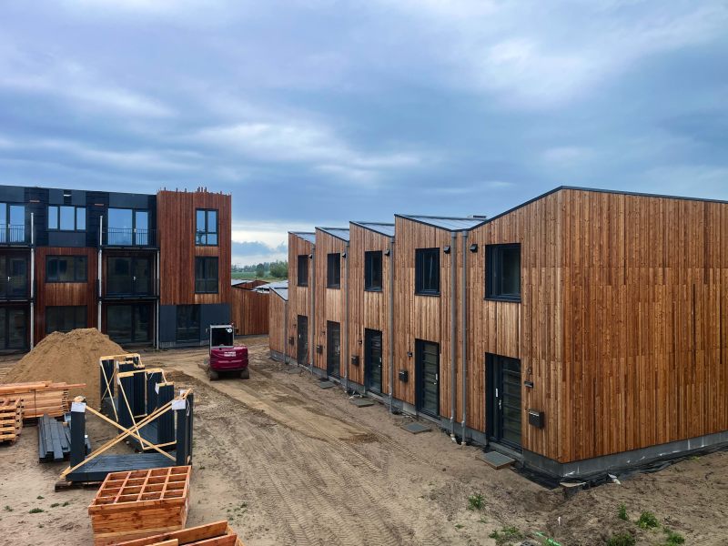 bouwplaats met houtbouw woningen